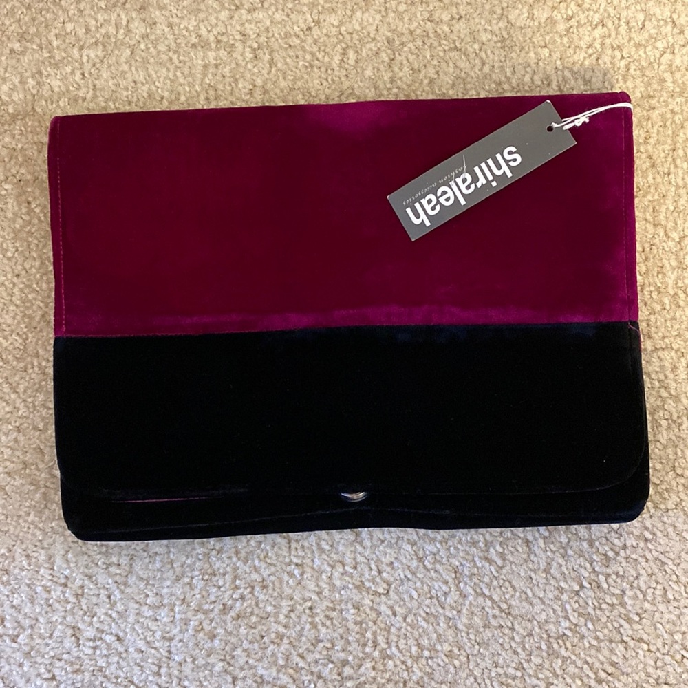 🌻5/$15 Velvet Clutch